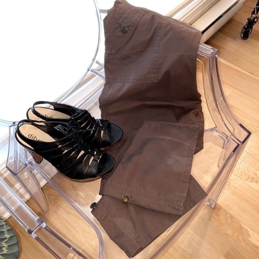 Flair Sport capris pants in wood brown, zip &  button closure, front pockets 🤎